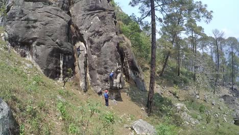 joven entrenador escalando montañas