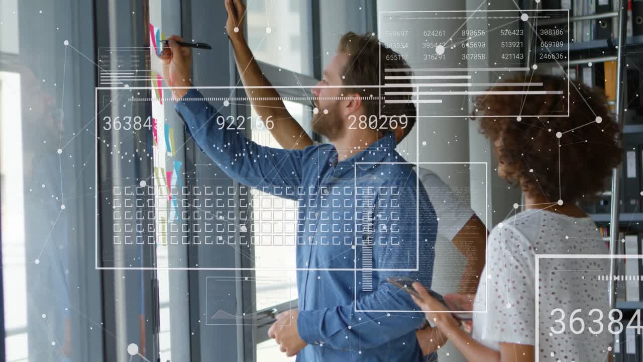 animación de puntos conectados, números, cuadrados de carga, diversos compañeros de trabajo discutiendo en la oficina