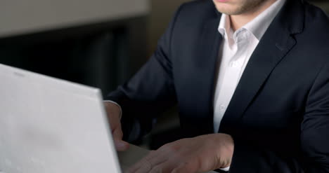 Geschäftsmann-Tippt-Auf-Tastatur-Im-Büro-1