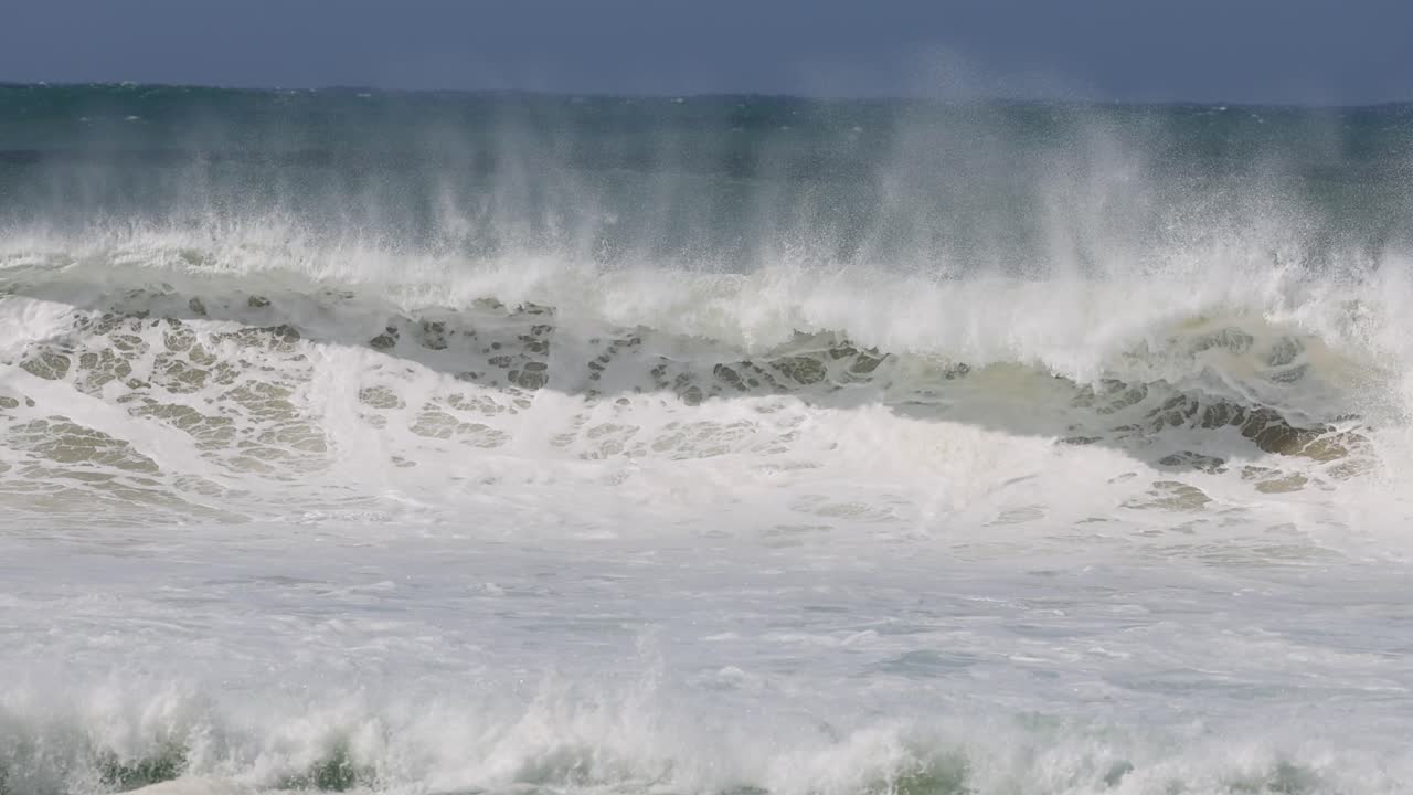큰 거친 바다 파도가 태평양에서 강렬하게 깨지는 것