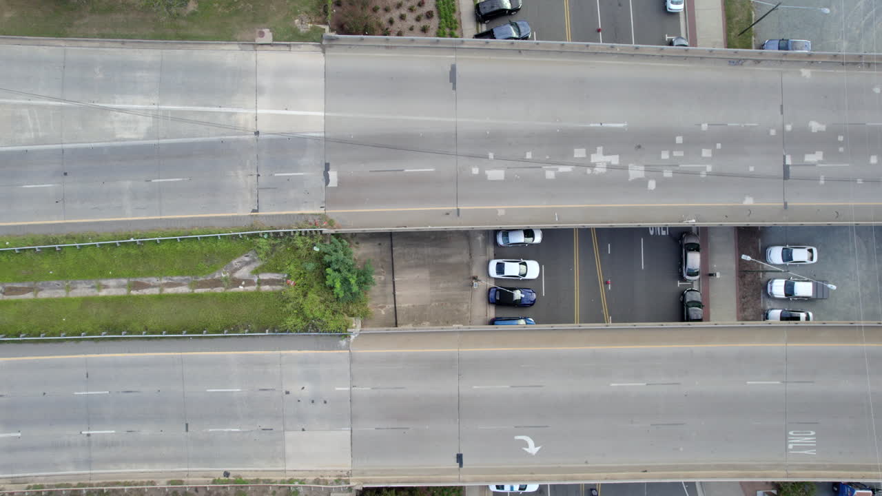 el dron sigue a los autos que circulan por las autopistas, autopistas y pasos elevados estadounidenses
