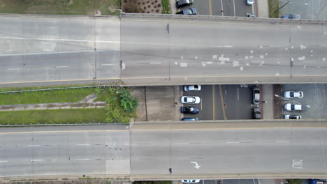 El-Dron-Sigue-A-Los-Autos-Que-Circulan-Por-Las-Autopistas,-Autopistas-Y-Pasos-Elevados-Estadounidenses