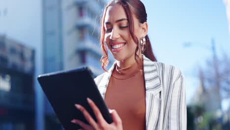 Mujer-De-Negocios,-Tableta-Y-Sonrisa-En-La-Ciudad