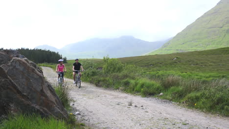 Pareja-Montando-Juntos-Sus-Bicicletas-De-Montaña