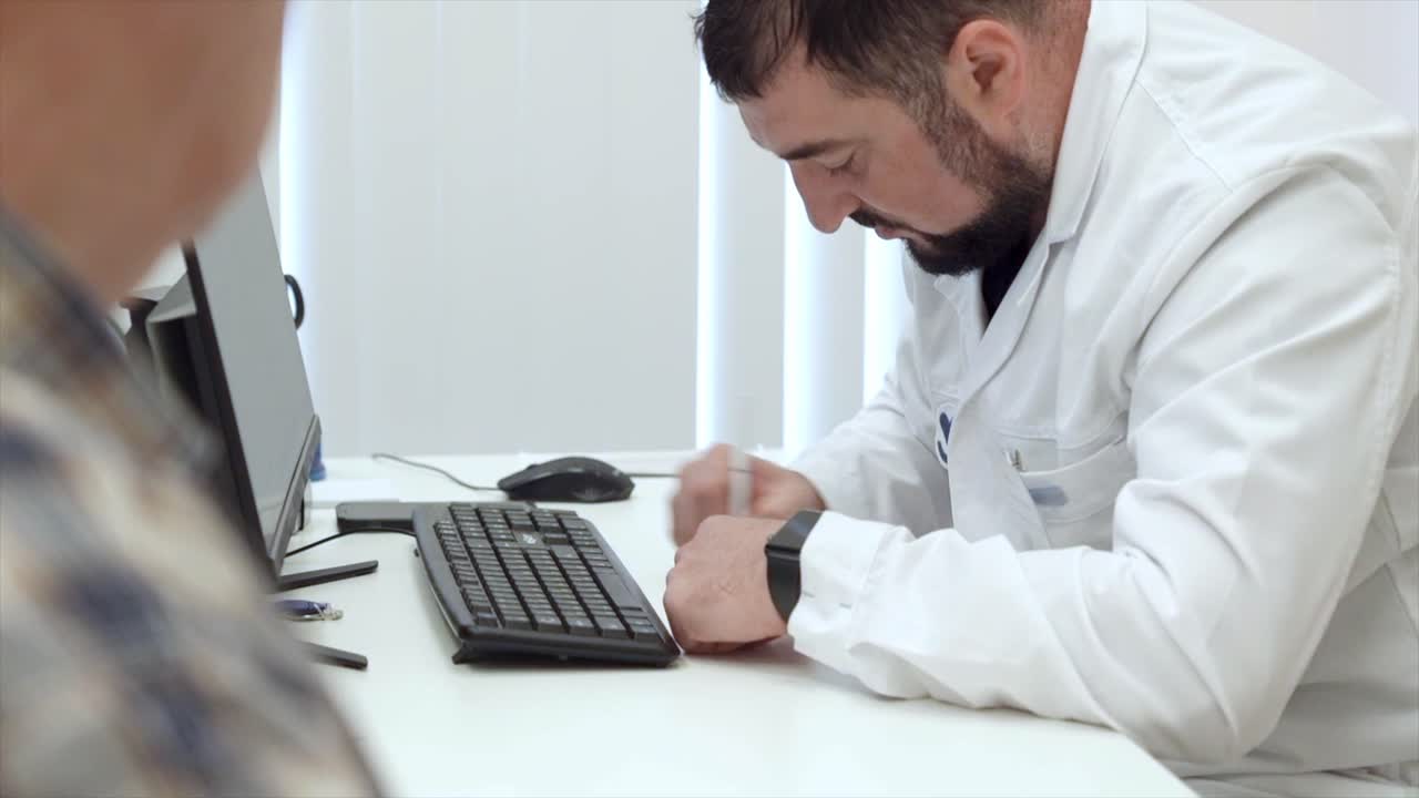 médico que examina al paciente