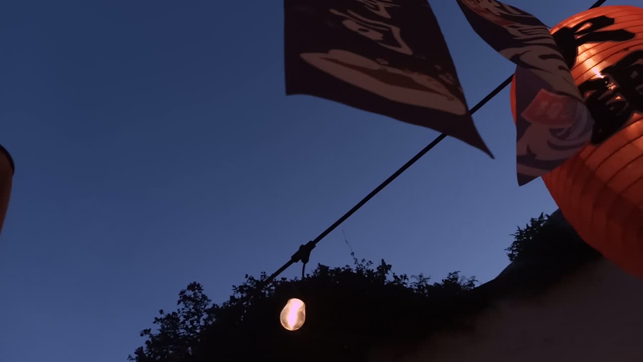 정원에 걸려있는 일본 등불과 조명