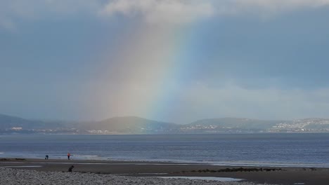 Szenischer-Bunter-Regenbogen-über-Walisischer-Gebirgsküstenskyline