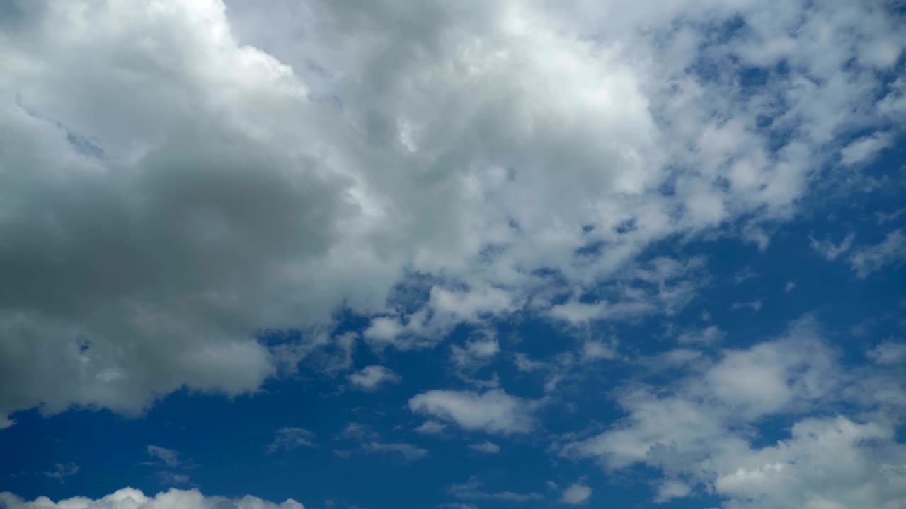 las nubes se mueven en el cielo azul.