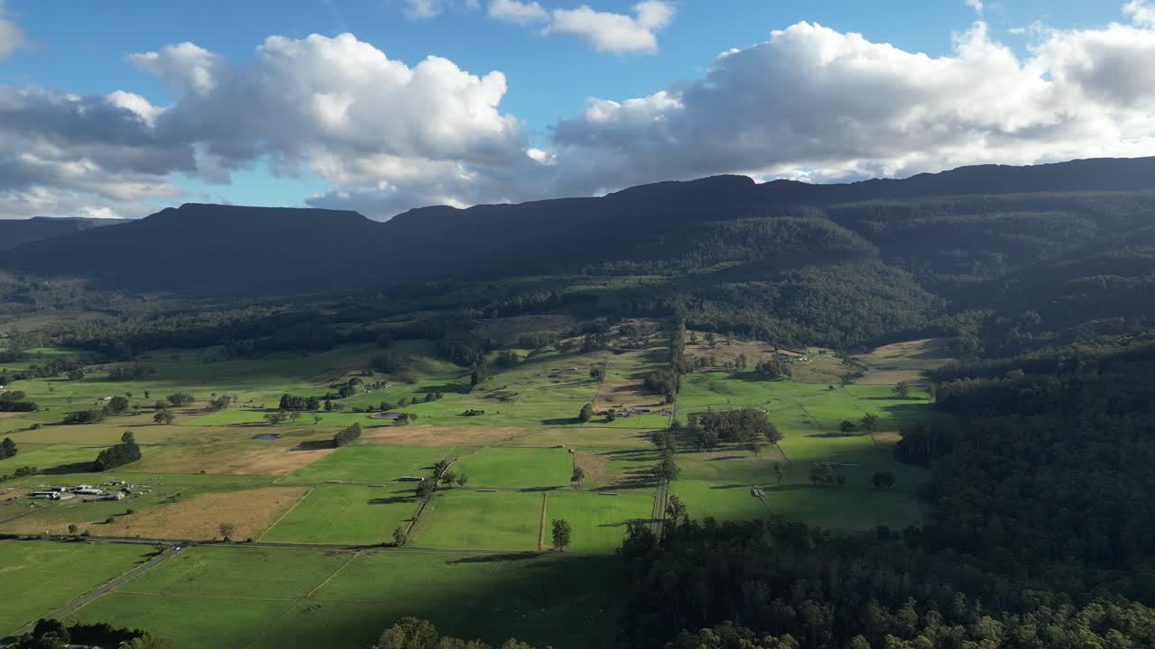 vista aérea panorámica sobre los campos verdes y las montañas de la isla de tasmania