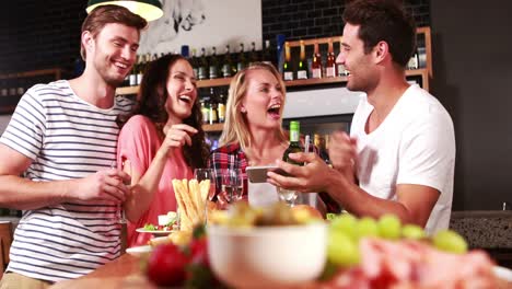 Gruppe-Lächelnder-Freunde,-Die-Gemeinsam-Ein-Selfie-Machen