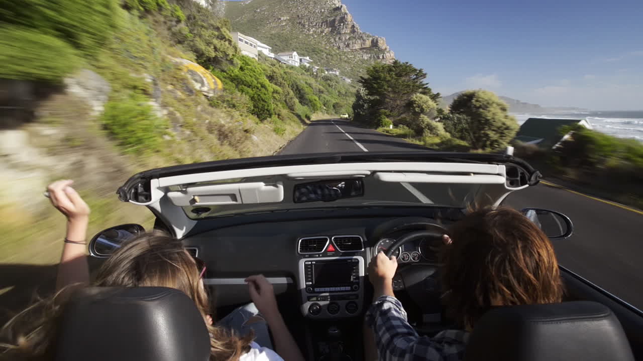 Et ungt forelsket par nyder en roadtrip