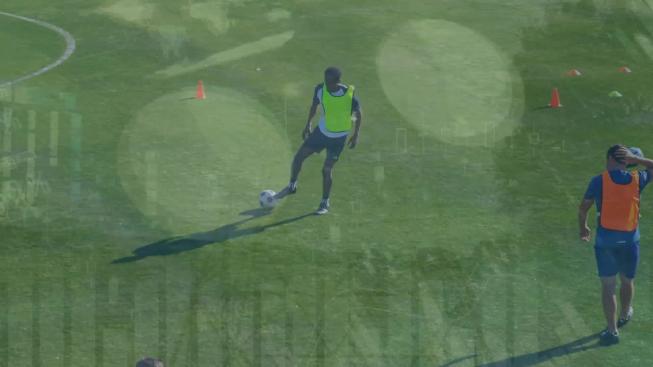 스포츠 필드에서 축구를 연습하는 남성 축구 선수에 대한 통계 데이터 처리 애니메이션