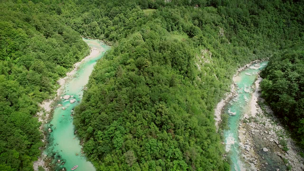 슬로베니아 의 소카 강 에서 자연 에 둘러싸여 라프팅 을 하는 사람 들 의 공중 사진
