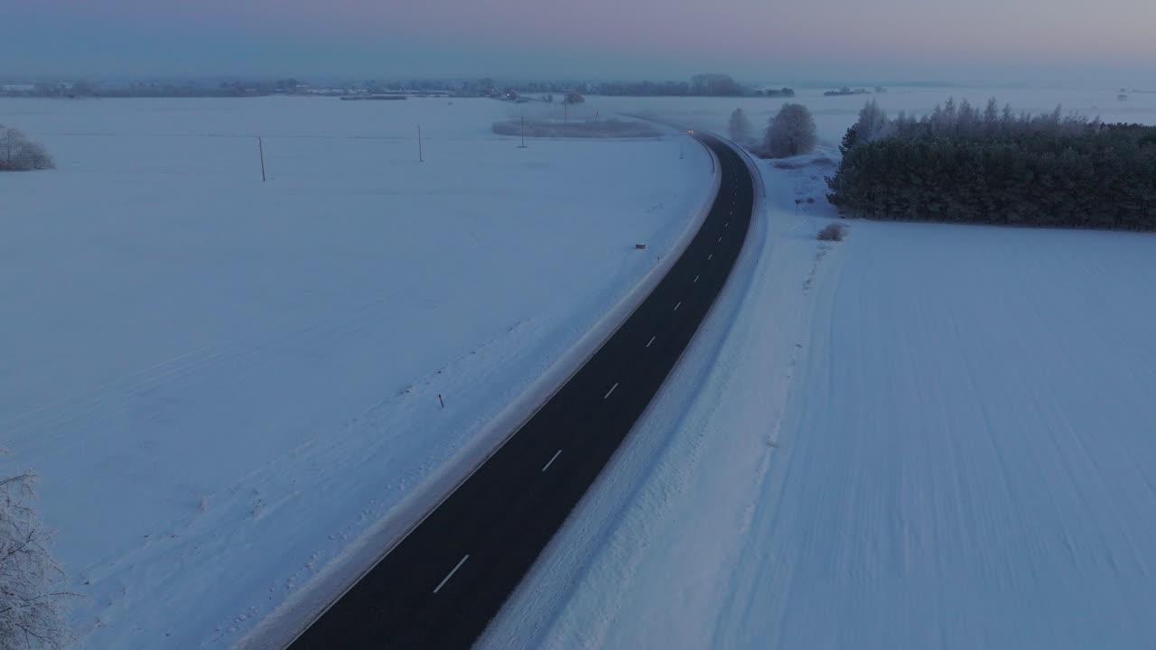 시골 풍경, 트럭이 있는 시골길, 농경지, 눈으로 덮인 나무, 추운 날씨, 황금시간 빛, 뒤로 움직이는 넓은 드론 샷의 공중 설정 샷