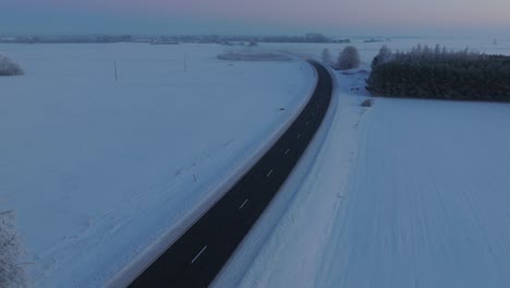 Toma-Aérea-De-Establecimiento-De-Un-Paisaje-Rural,-Camino-Rural-Con-Camión,-Campos-Agrícolas-Y-árboles-Cubiertos-De-Nieve,-Clima-Helado,-Luz-De-La-Hora-Dorada,-Toma-Amplia-De-Drones-Moviéndose-Hacia-Atrás