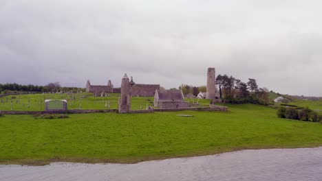 Ruhige-Luftaufnahme-Der-Siedlung-Clonmacnoise-Und-Des-Flusses-Shannon