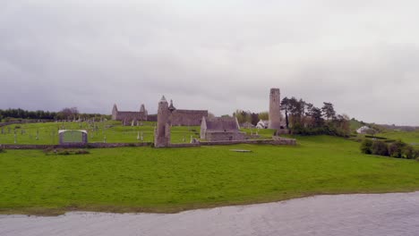 dolly aérea tranquila del asentamiento de clonmacnoise y el río shannon