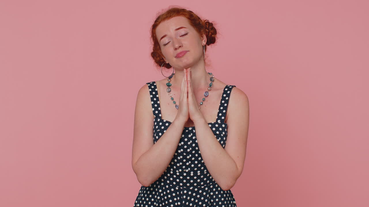 여자가 기도하고, 위를 올려다보며, 소원을 하고, 희망을 품고, 간청하는 표정으로, 사과하고,