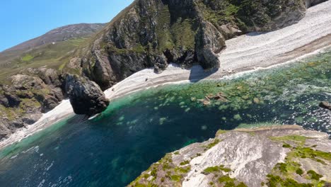4k cinematográfico fpv imágenes de buceo en los acantilados de la bahía de glenlough co
