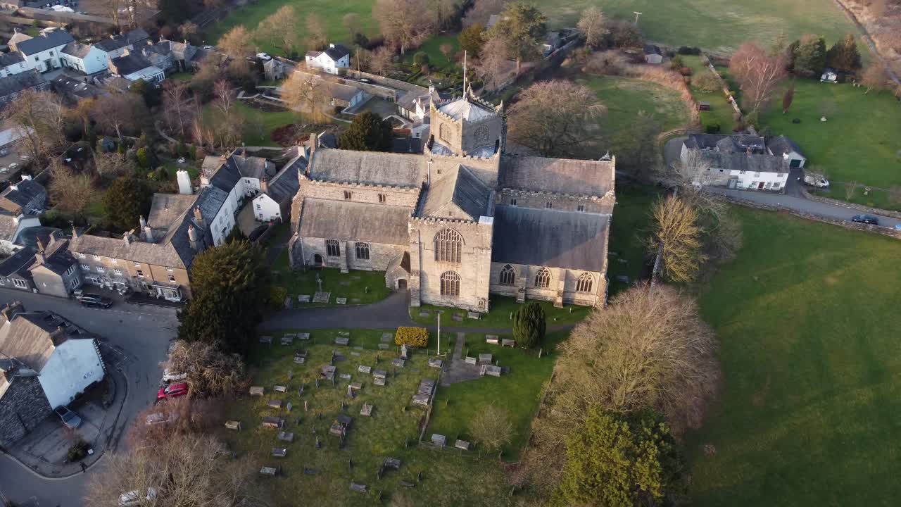 imágenes cinematográficas aéreas de drones de cartmel village y cartmel priory