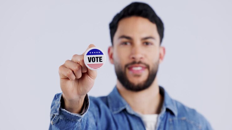 Volto, voto o uomo felice con distintivo per la politica