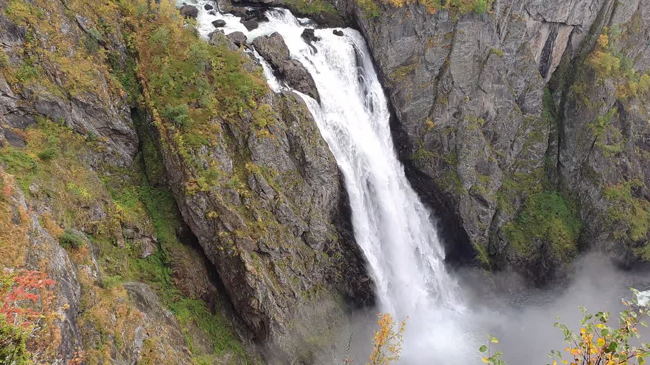 vista a lo largo de la impresionante cascada de voringfoss llegando a las profundidades