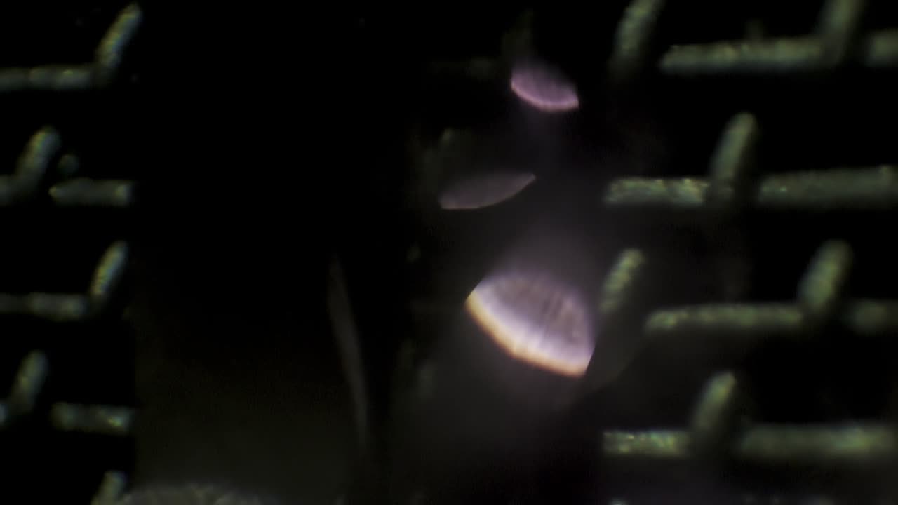 어둠 속에서 여행하는 보케가 있는 금속 물체 마이크 알루미늄 메쉬의 극단적인 클로즈업