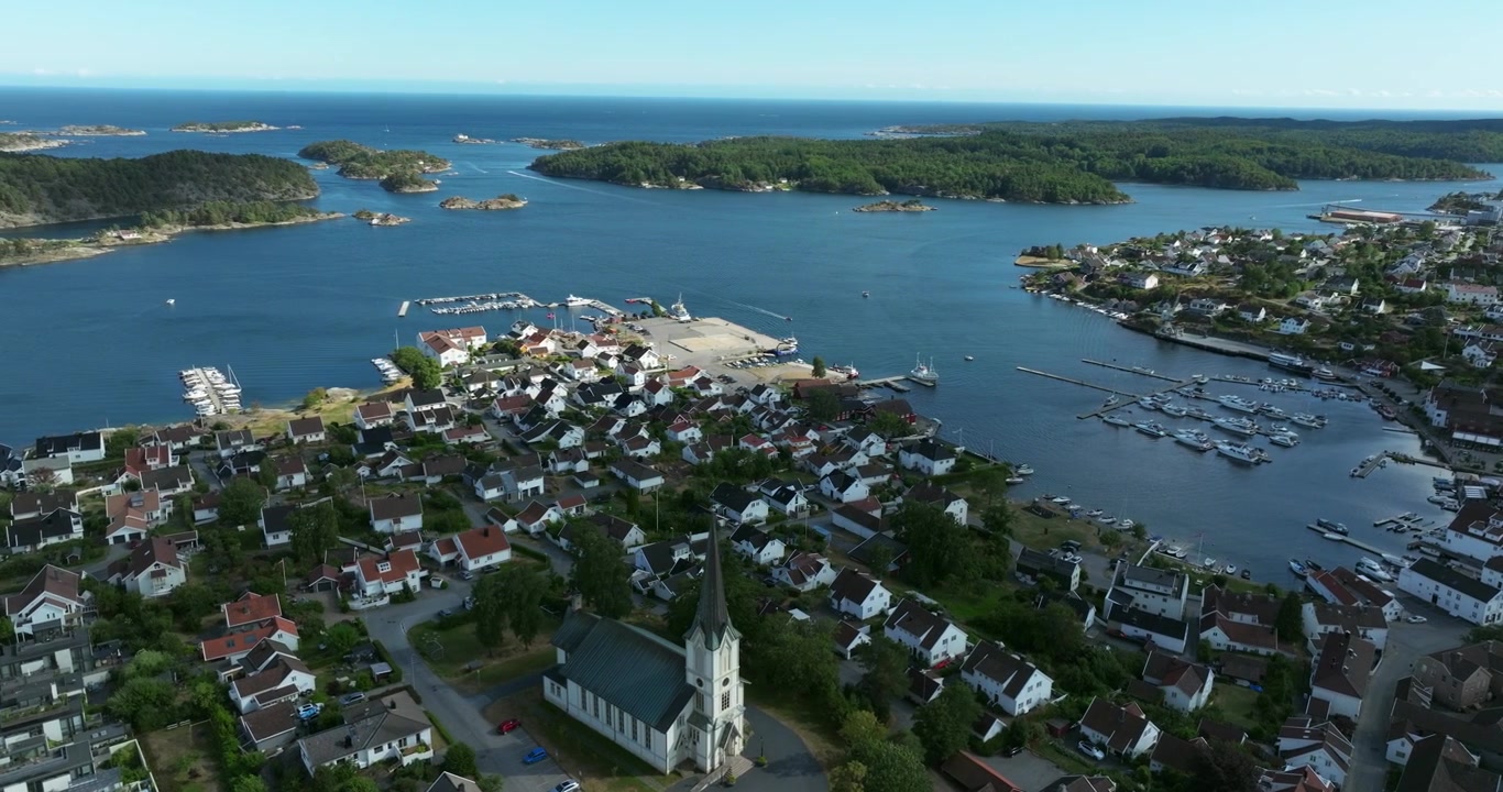 Widok z lotu ptaka na nadmorskie miasto Lillesand w Norwegii w zwolnionym tempie, ukazujący pogodny dzień