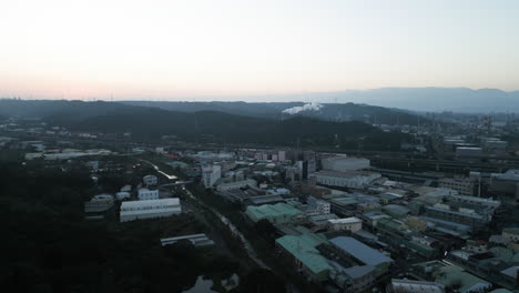 Puñetazo-En-Vista-Aérea-Distrito-Industrial-Taoyuan-Taiwán-Hazey-Cielo-Humo