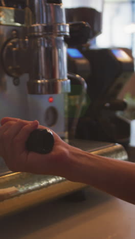 animación de puntos de luz sobre un hombre biracial preparando café en una cafetería
