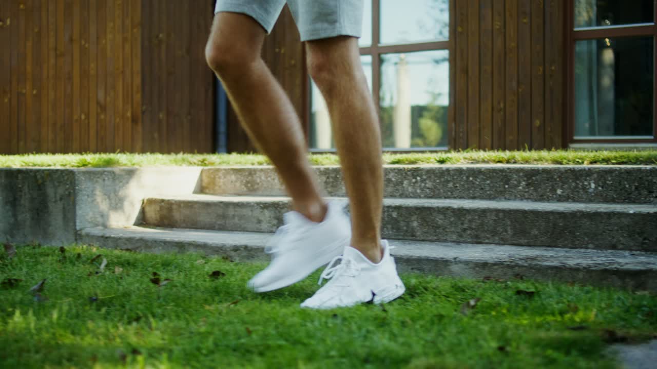 계단을 올라가는 사람