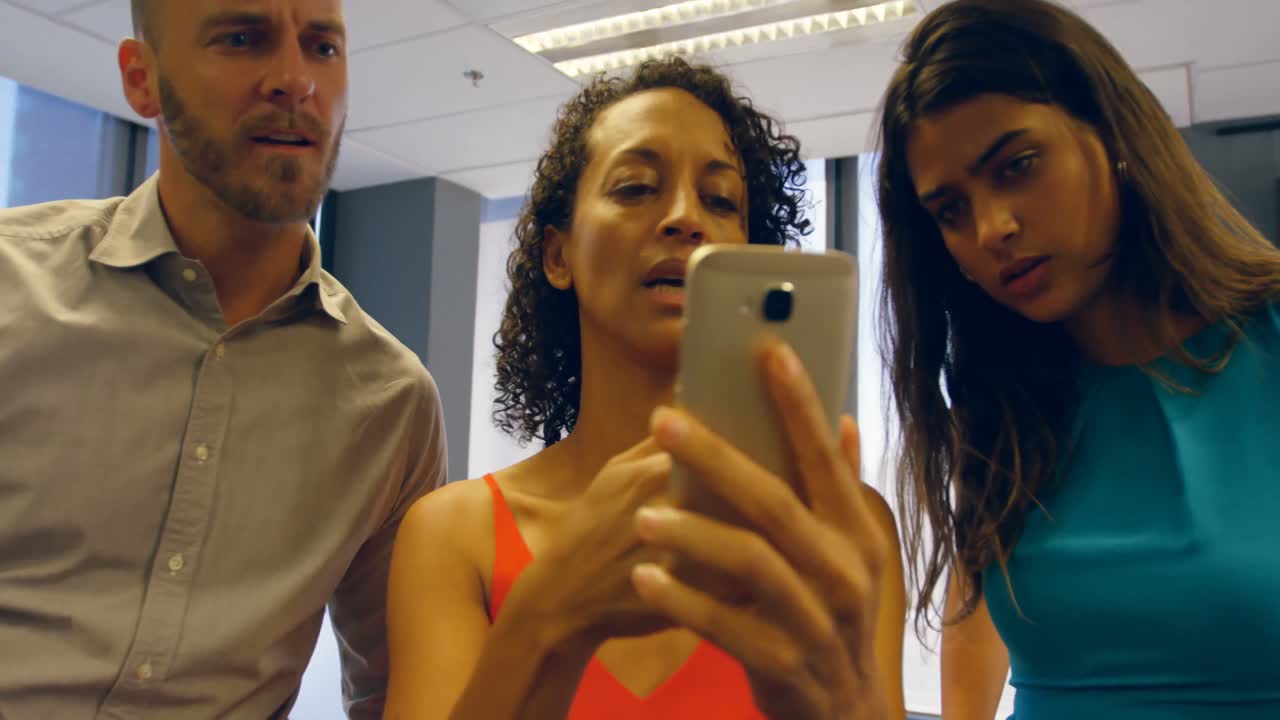 colegas de negocios discutiendo por teléfono móvil 4k