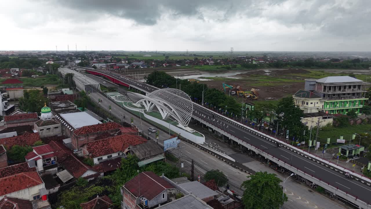 Vista aérea do portão de Kudus, a cidade de kretek, com tempo nublado e tráfego tranquilo