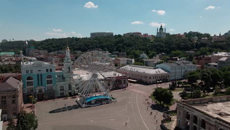 Vista-Aérea-De-La-Rueda-De-La-Fortuna-En-La-Plaza-Kontraktova-En-Kiev