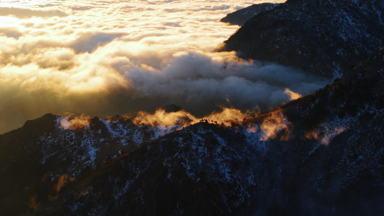 Vista aerea di soffici nuvole che scorrono su montagne ghiacciate