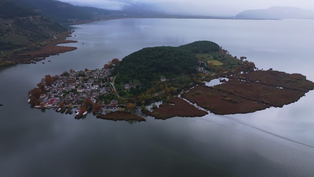 Drone lentää pienen saaren yli Ioanninan järvellä Kreikassa