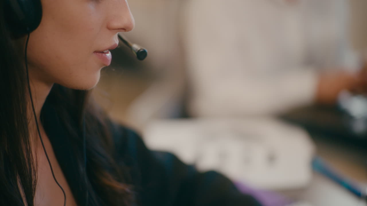 Addetta al servizio clienti che lavora in ufficio