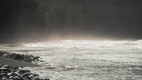 Toma-Amplia-En-Cámara-Súper-Lenta-De-La-Playa-De-Arena-Negra-Cubierta-De-Niebla-Y-Pequeñas-Olas-Del-Océano