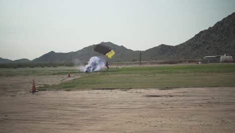 Ein-Fallschirmspringer,-Der-In-Rauch-Zur-Landung-Kommt