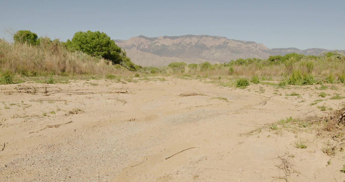 Il fiume Rio Grande che si sta prosciugando ad Albuquerque, Nuovo Messico.