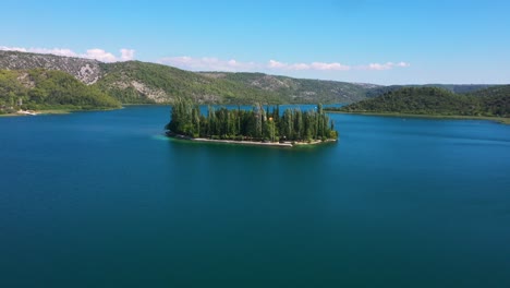 Impresionante-Vista-Aérea-De-La-Isla-Del-Monasterio-Visovac-Volando-Hacia-Adelante-A-Través-De-Los-Lagos-Del-Parque-Nacional-Krka-En-Dalmacia,-Croacia-Filmada-En-4k