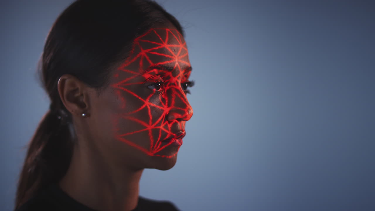 concepto de tecnología de reconocimiento facial como mujer tiene rejilla roja proyectada en la cara en el estudio