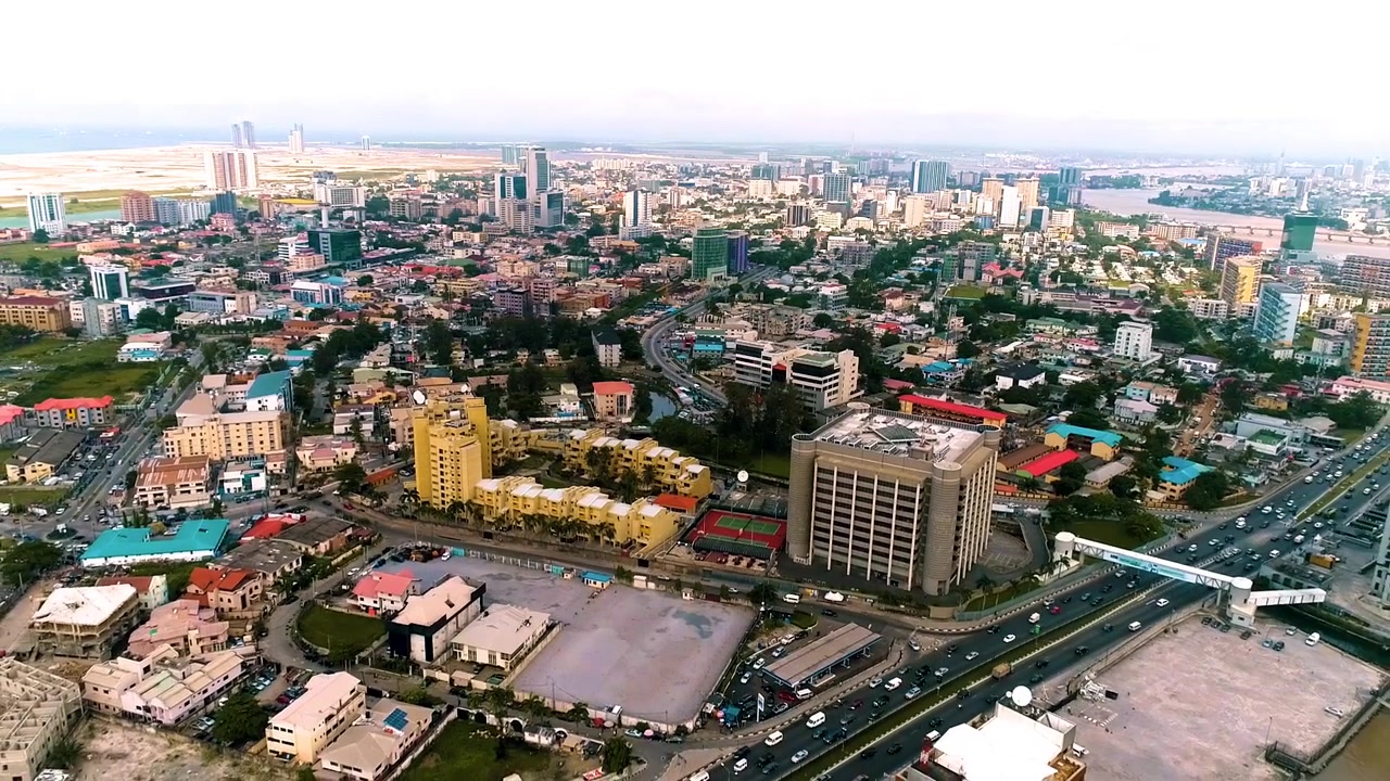 Una vista vibrante della vita quotidiana a Lagos che cattura le sue strade trafficate, il commercio, la cultura e l'energia urbana frenetica.