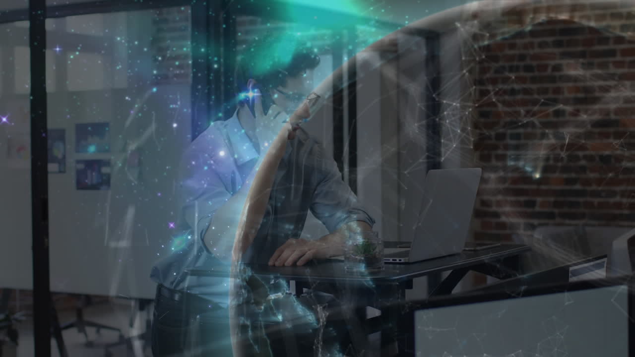 animazione di una rete di comunicazione globale incandescente sopra l'uomo usando smartphone e laptop in ufficio