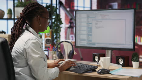 primer plano de una persona que utiliza una aplicación de codificación para escribir y probar código