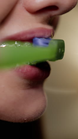 mujer limpiando los dientes con un aparato dental