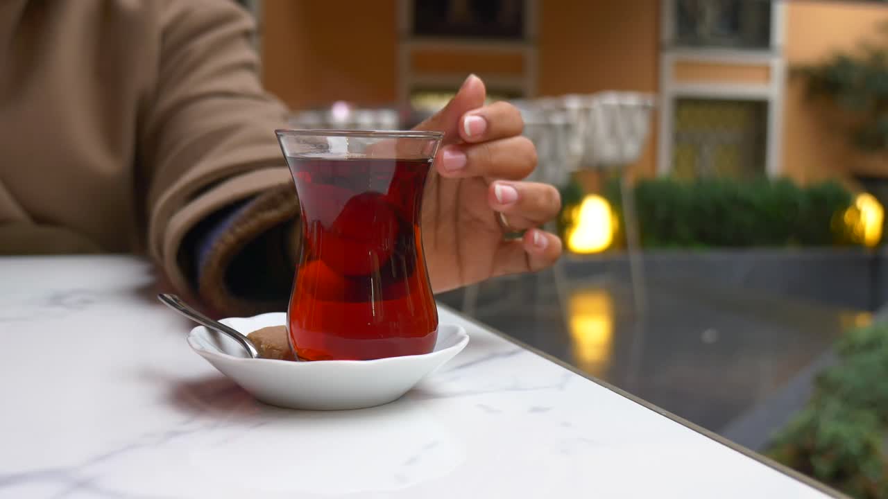 Una tazza di tè su un tavolo
