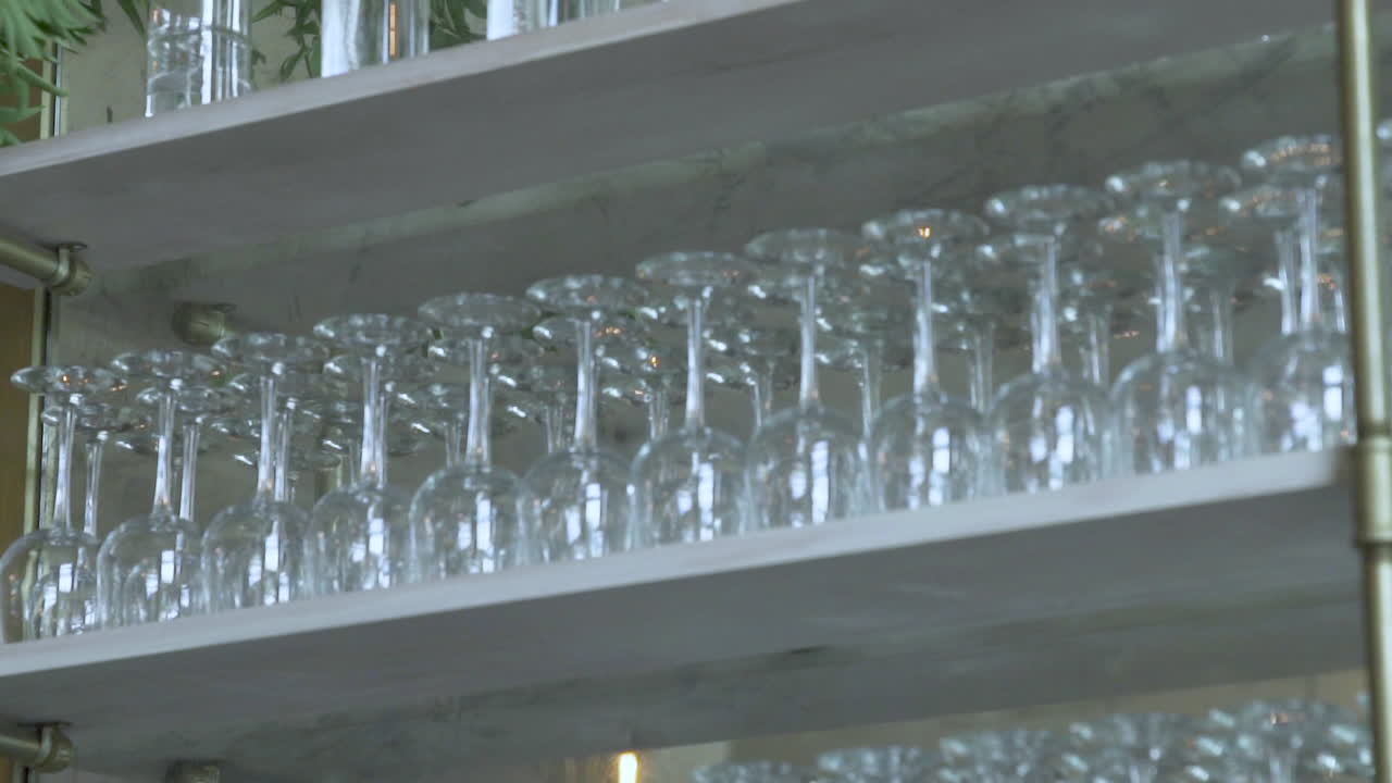 와인 잔이 있는 선반을 드러내는 상승 지브 샷 - 오일 심지 현대적인 스타일의 양초