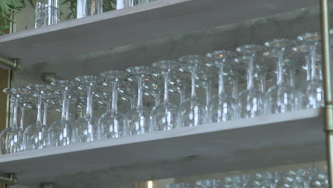 tiro de foque ascendente que revela estantes con copas de vino - velas de estilo moderno con mecha de aceite