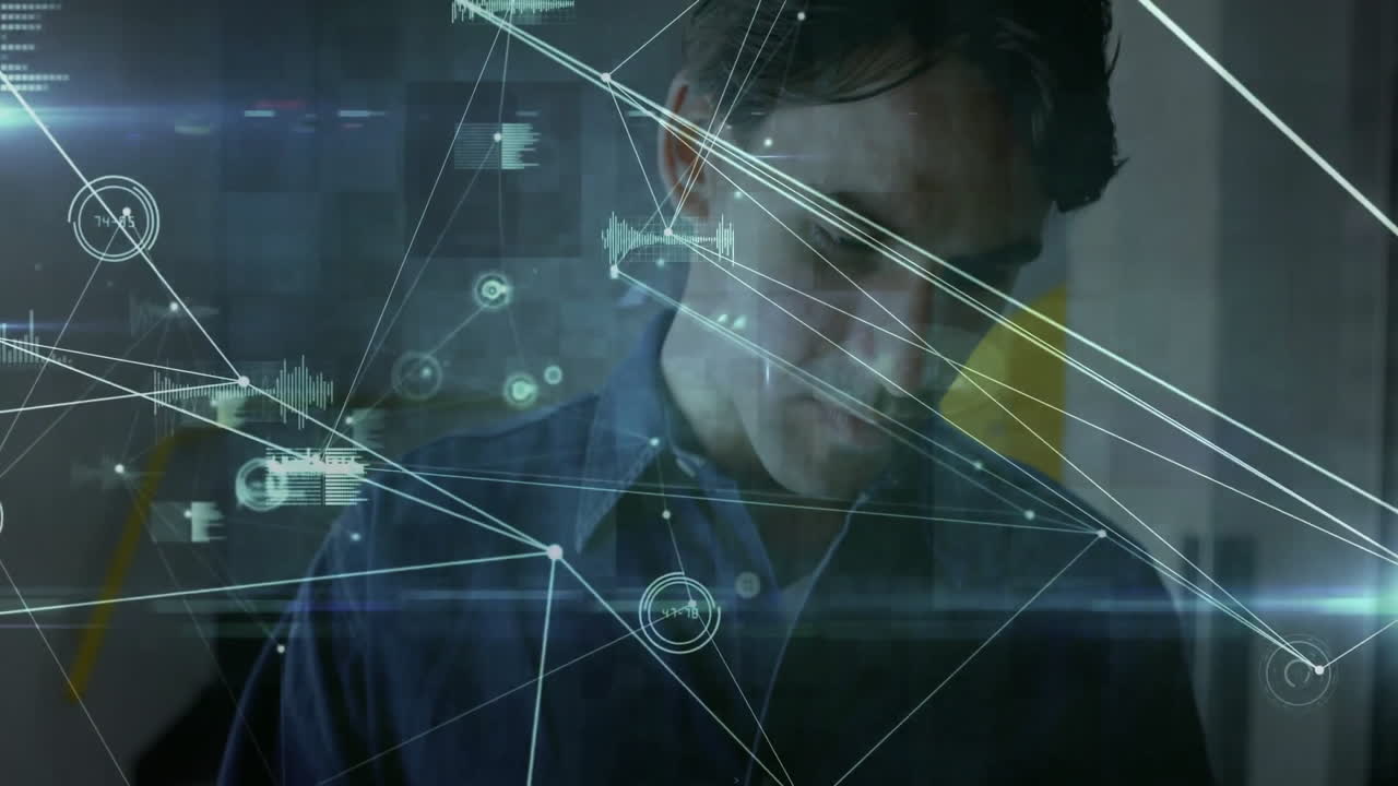 네트워크 연결 및 데이터 처리 애니메이션에 초점을 맞추어 사무실에 있는 사람